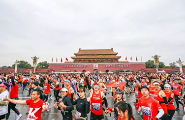 2019北京馬拉松雨中奔跑，艾比森一路相隨，全程護(hù)航